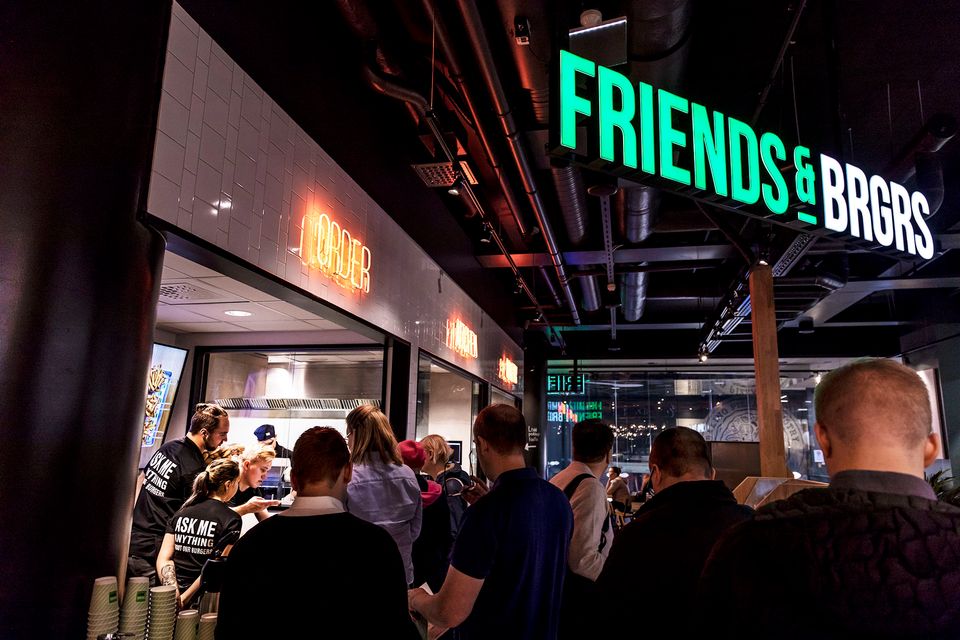Friends & Brgrs -ravintolat täyttyvät burgerin ystävistä – kotimainen ruoka ja rento yhdessäolo yhdistävät.