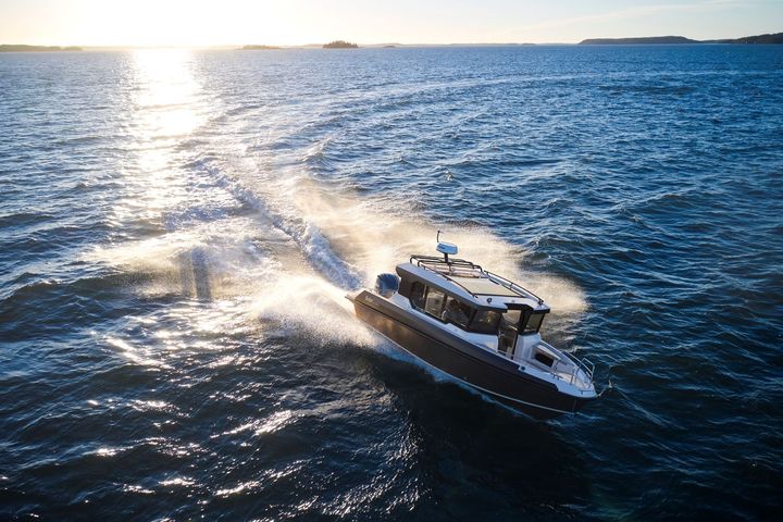 Magnum-perheen avoveneiden tapaan myös Cabinin ajo-ominaisuudet ovat luottamusta herättävät ja urheilulliset. Suurimmalla moottorivaihtoehdolla huippunopeus nousee noin 45 solmuun.