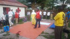 Kongoon lähtenyt suomalainen sairaanhoitaja työskentelee osana Punaisen Ristin kansainvälistä avustustiimiä, jonka tehtävänä on opastaa paikallista terveydenhoitohenkilökuntaa tautitapausten varhaisessa löytämisessä. Kuva: Osman Mohamed Osman / Punaisen Ristin ja Punaisen Puolikuun kansainvälinen liitto (IFRC)