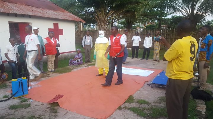 Kongoon lähtenyt suomalainen sairaanhoitaja työskentelee osana Punaisen Ristin kansainvälistä avustustiimiä, jonka tehtävänä on opastaa paikallista terveydenhoitohenkilökuntaa tautitapausten varhaisessa löytämisessä. Kuva: Osman Mohamed Osman / Punaisen Ristin ja Punaisen Puolikuun kansainvälinen liitto (IFRC)