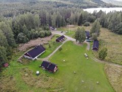 Kolin kansallispuiston vieressä sijaitsevalla Kiviniemen matkailutilalla palvelee kesäkaudella 2023 kuusi majoitusaittaa. Osa aitoista on parisängyllä varustettuja "pariskunta-aittoja". Osassa aitoista on kerrossängyt 1-4 henkilölle. Lisäksi tilalla on sauna. Rakenteilla oleva uusi päärakennus avaa ovensa vuoden lopussa ja juhlanavetta kesäkaudella 2024.