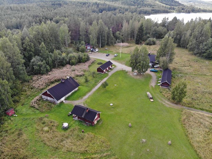 Kolin kansallispuiston vieressä sijaitsevalla Kiviniemen matkailutilalla palvelee kesäkaudella 2023 kuusi majoitusaittaa. Osa aitoista on parisängyllä varustettuja "pariskunta-aittoja". Osassa aitoista on kerrossängyt 1-4 henkilölle. Lisäksi tilalla on sauna. Rakenteilla oleva uusi päärakennus avaa ovensa vuoden lopussa ja juhlanavetta kesäkaudella 2024.