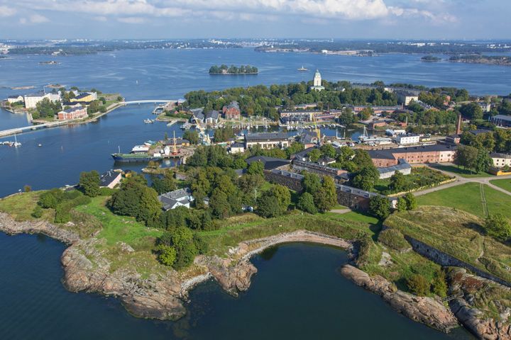 Suomenlinna on ainutlaatuinen Unescon maailmanperintökohde. Sen ylläpidosta, restauroinnista, esittelystä ja hallinnoinnista vastaa opetus- ja kulttuuriministeriön alainen Suomenlinnan hoitokunta.