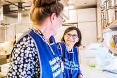 Helsinki-apu tarjoaa kauppa-ja apteekkiasiointiapua sekä keskusteluapua. Kuva: Paula Virta