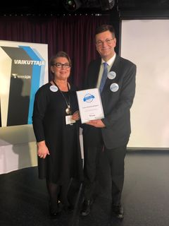 Palkinnon vastaanottivat SKVL:n hallituksen jäsen Tuula Lindström ja SKVL:n toimitusjohtaja Jussi Mannerberg.