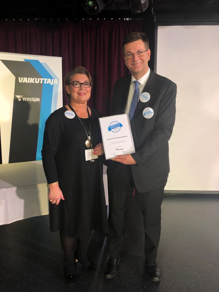 Palkinnon vastaanottivat SKVL:n hallituksen jäsen Tuula Lindström ja SKVL:n toimitusjohtaja Jussi Mannerberg.