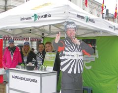 Intrum Justitian asiakasneuvontateltta kiertää Suomen kesässä