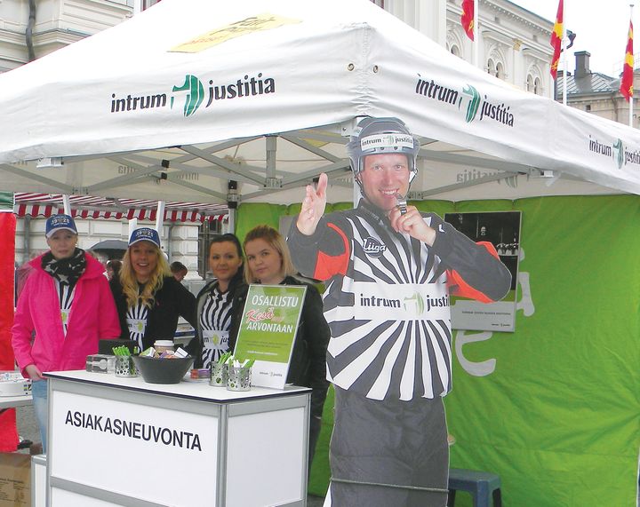 Intrum Justitian asiakasneuvontateltta kiertää Suomen kesässä