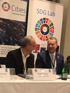 Global Sustainability Index -instituutin johtaja Roland Schatz ja kaupunginjohtaja Jukka Mäkelä SDG-kaupunkien tapaamisessa Davosissa.