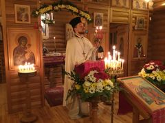 Isä Sergei Petsalo lukee pyhän Johannes Krysostomoksen pääsiäissaarnaa pääsiäisyön palveluksessa Läyliäisissä pääsiäisenä 2018.