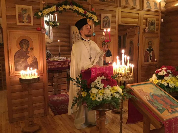 Isä Sergei Petsalo lukee pyhän Johannes Krysostomoksen pääsiäissaarnaa pääsiäisyön palveluksessa Läyliäisissä pääsiäisenä 2018.
