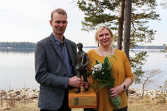 Poika-patsaan ottivat vastaan MTK-Merikarvian puheenjohtaja Milla Ruuhikorpi ja yhdistyksen sihteeri Mika Myllykallio. Kuva: Juho Hämäläinen