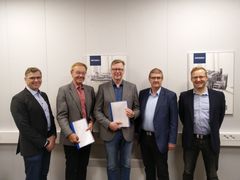 Mesmec ja JTJ-Sales yhdistävät voimansa. Kuvassa (vas.) Mats Strandvall,
Jukka Alanen, Sören Björkgård, Juha Riekkinen ja Anders Asplund.