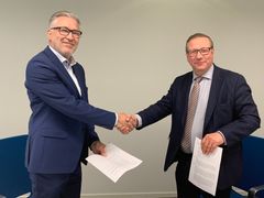 Sopimuksen allekirjoittivat toimitusjohtaja Veli-Matti Puutio Osuuskauppa Arinalta ja toimitusjohtaja Juhani Järvelä Oulun Energialta