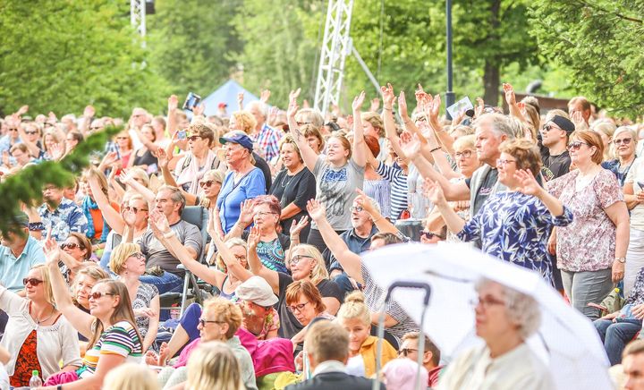 Yleisö pääsee äänestämään Puistokonsertissa esitettävän yhteislaulun. Äänestys on käynnissä Tampereen Sähkölaitoksen verkkosivulla perjantaihin 19. toukokuuta 2023 saakka. Kuva: Anna-Kaisa Noki-Helmanen