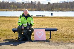 Jarmo Latvala, serviceansvarig och hunden Lissu i parken vid Metviken. Bild: Rauli Lehto