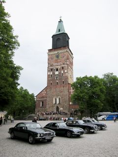 Finnish Jaguar Drivers' Club välittää Jaguar-tietoutta ja mm. järjestää tapahtumia Jaguar-harrastajille. Nyt lauantaina harrastajat kokoontuvat menopeleineen ravintola Pinellalla. Kuva: Matti Eronen
