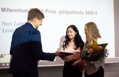 Suvi Laitinen (oikealla) ja Lena Maula voittivat Aalto-yliopiston ja Tekniikan Akatemian järjestämän Millennium Youth Prize -kilpailun. Palkinnon luovutti Aalto-yliopiston rehtori Ilkka Niemelä (vasemmalla). Kuva Aalto-yliopisto / Anni Hanén.