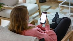DNA:n 18–29-vuotiaat asiakkaat ovat käyttäneet vuonna 2022 puhelimillaan keskimäärin yli 2 gigaa mobiilidataa joka päivä. Kuva: DNA
