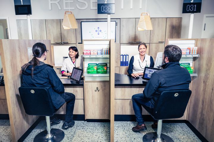 Lääkehuollon automaatiolla voidaan vapauttaa hoitajien tai farmaseuttien työaikaa varsinaiseen asiakas- ja hoitotyöhön. NewIconin varastoautomaattia hyödynnetään mm. Kuopion Uudessa apteekissa.