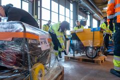 Vantaan ammattiopisto Varian logistiikan alan opettajat ja opiskelijat pakkasivat Generators of Hope -keräyksen lahjoitukset kuljetettavaksi Ukrainaan. (Kuva: Jyri Huhtala / Vantaan kaupunki)