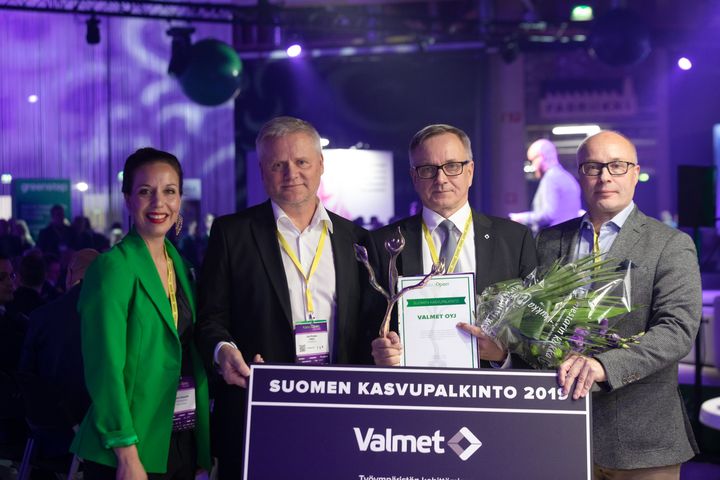 Vuoden 2019 Suomen Kasvupalkinto on myönnetty Valmet Oyj:lle. Kuvassa vasemmalta Kasvu Openin toimitusjohtaja Jaana Seppälä, Isku Interiorin operatiivinen johtaja Jari-Pekka Jokio, Valmet Oyj:n Paperit-liiketoimintalinjan johtaja Jari Vähäpesola ja Kasvu Openin hallituksen puheenjohtaja Ari Hiltunen.