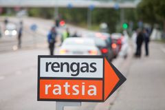 Rengasratsia 2018 -turvallisuuskampanja käynnistyy tänään eri puolilla Suomea järjestettävillä rengasratsioilla. Kampanjaviikon tavoitteena on tarkastaa tien päällä noin 10 000 rengassarjaa 40–50 paikkakunnalla.