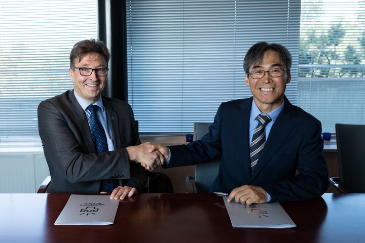 Sopimuksen allekirjoittivat tohtori Hyun Kim (Hyper-Connected Communication Research Laboratory, ETRI) ja Oulun yliopiston rehtori Jouko Niinimäki.