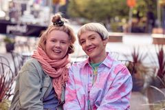 Maria & maailman onnellisimmat - Maija Mäki ja Maria Veitola. Kuva: Vaasan kaupunki Rauli Lehto
