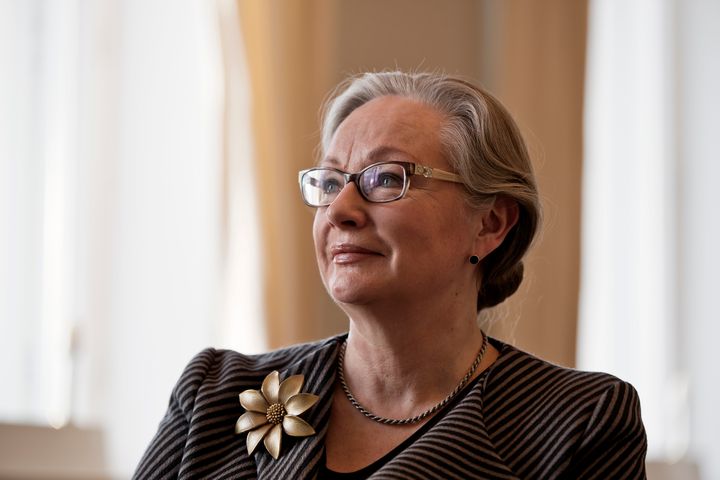 Vuorovaikutus tiedeyhteisön ja eri aloilla toimivien välillä on tärkeää, toteaa Vuoden Alumniksi 2017 valittu Euroopan ihmisoikeustuomioistuimen tuomari Pauliine Koskelo. Kuva: Milla Vahtila
