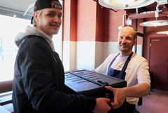 Hans Välimäki kokkaa ja poikansa Aku Välimäki kuljettaa ravintola Penélopen takeaway-annokset. Ensimmäisenä päivänä lounasannoksia valmistettiin 160 kappaletta. Kuva: Pekka Mustonen