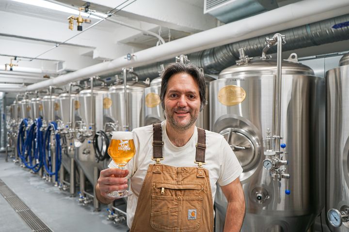 Panimomestari Gustavo Vale aloitti Mad Hopper Brewing Companyn oluiden valmistuksen. Kuva: Arto Holappa.