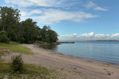 Saunarakennuksen välittömässä läheisyydessä sijaitsee kaksi uimarantaa sekä saunalta pitkä
uimalaituri kauemmas merelle.