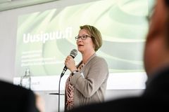 Uusi puu -hankkeen projektipäällikkö Susanna Winqvist julisti Uusi puu -kilpailun avatuksi.
