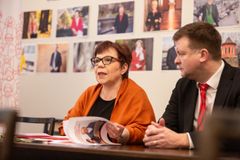 Merja Mäkisalo-Ropponen ja Ville Skinnari ikäpoliittisen ohjelman julkaisutilaisuudessa. Kuva: Jukka-Pekka Flander