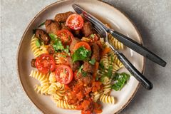 Vilkas-teemapäivänää tarjoilemme mm. minijauhispyöryköitä, tomaattikastikkeella ja pastalla (Kuva: Apetit)