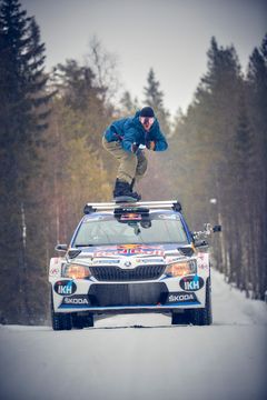 Eero Ettala hoitaa suksiboksin virkaa Kalle Rovanperän auton katolla. Photocredit: Red Bull Content Pool / Pasi Salminen