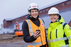 ABB:n Energy Industries -johtaja Eero Koski tutustui Kokkolassa Customer Sample Facilityn rakennussuunnitelmiin Hycamiten toimitusjohtajan Laura Rahikan kanssa.