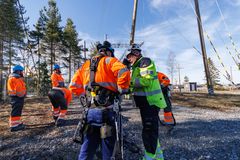 Sähköverkkoalan kouluttaja Jukka Porkka huolehtii, että turvavaljaiden kiinnityspisteet ja säädöt ovat kohdallaan ennen kiipeämistä.