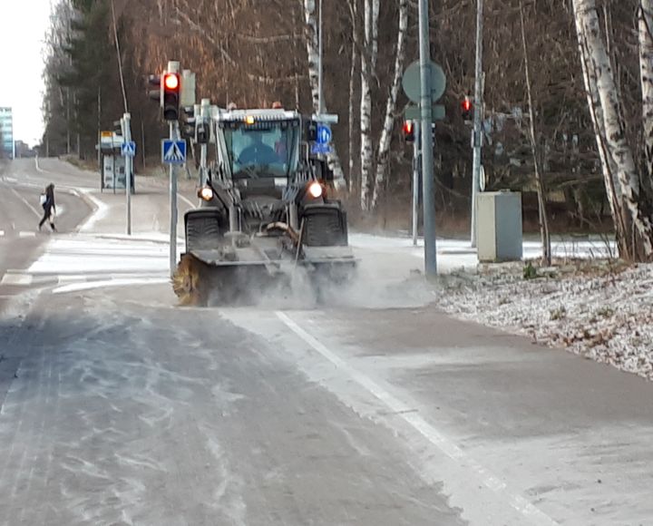 Kevyen liikenteen väylän harjasuolausta.