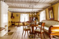 Ruiskumestarin talo on sisustettu 1860-70-luvun pikkuvirkamiesperheen kodiksi. Kuva: Maija Astikainen