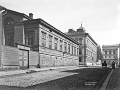 Kuvassa Helsingin kansankirjaston ensimmäinen kirjastotila, joka sijaitsi Hallituskadun ja Fabianinkadun kulmassa. Kuva: Helsingin kaupunginmuseo / Signe Brander