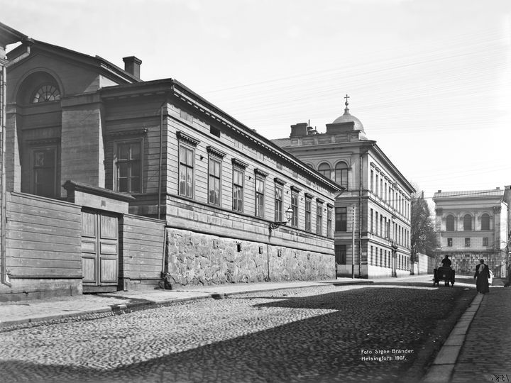 Kuvassa Helsingin kansankirjaston ensimmäinen kirjastotila, joka sijaitsi Hallituskadun ja Fabianinkadun kulmassa. Kuva: Helsingin kaupunginmuseo / Signe Brander