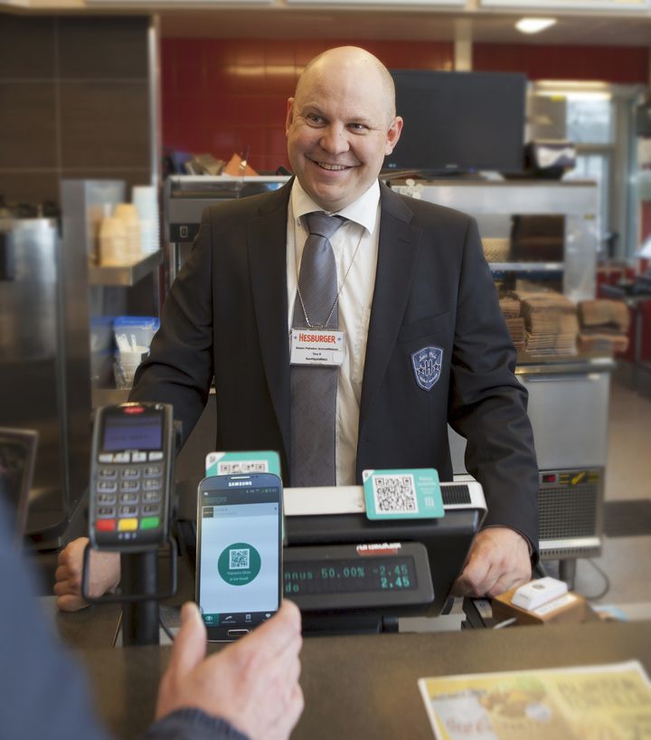 SEQR-sovellus on kätevä, nopea ja turvallinen tapa maksaa älypuhelimella. Ensimmäisenä Suomessa SEQR:in ottaa käyttöön Hesburger.
