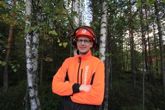 Kuva 3. ”4H-yrittäjänä tienaan enemmän kuin aiemmin normaalissa palkkatyössä”, kertoo 17-vuotias Eelis Kajula (kuvassa), jolla on 4H-yritys EK-palvelut yhdessä kaverinsa Santeri Saarelan, 17, kanssa. EK-palvelut tarjoaa nurmialueiden hoitoa, raivauksia, haravointia, lumitöitä sekä polttopuiden tekoa. Kuva: Anne Annala.