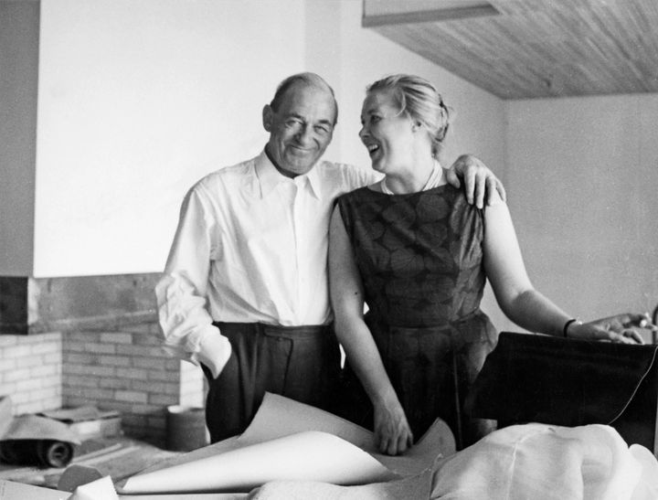 Alvar ja Elissa Aalto Maison Carrén olohuoneessa rakennustöiden loppuvaiheessa, 1959. Valokuva Alvar Aalto -säätiö.