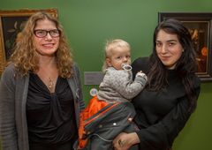 Antalet besökare i Konstmuseet Sinebrychoff överskred 50 000 med Tekla Valy och hennes son Noa. Här med museichef Kirsi Eskelinen.