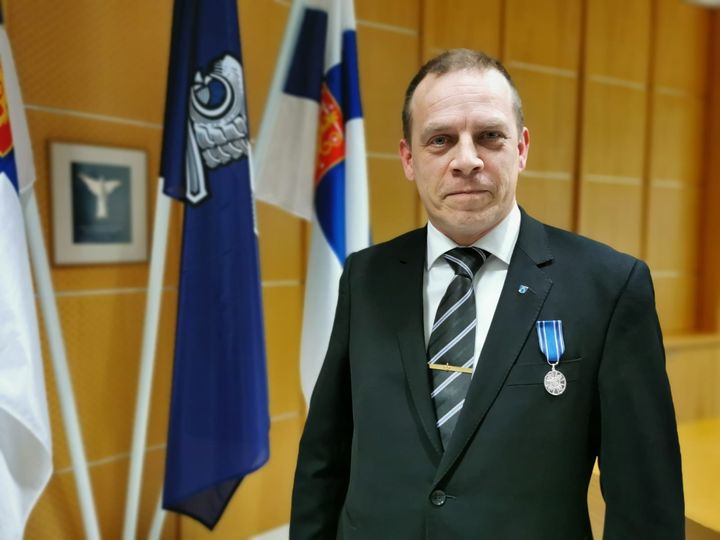 "Tuntuu mukavalta, että tekemääni pitkäjänteistä työtä huomioidaan ja arvostetaan. Sisimmässäni ajattelen ja tunnen, että tämä on huomionosoitus myös kaikille niille, joiden kanssa olen työtä saanut tehdä", sanoo Espoon kaupungin turvallisuuspäällikkö Petri Häkkinen. (Kuva: Länsi-Uudenmaan poliisilaitos/Ansa Jokiranta)