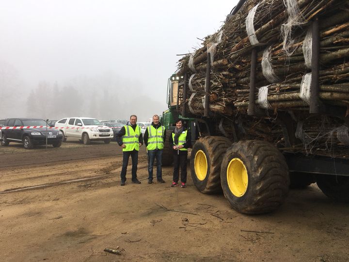 Fixteri is effective also in Catalonia. In the photo Ms Minna Lappalainen and Mr Juha Tapanen from Fixteri and Mr Vesa Kärkkäinen from Forest-Linna, which operates the bundle in Catalonia. Photo: Fixteri Group Oy