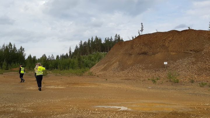 Sivukivestä tehtyä mursketta on käytetty alueella teiden ja kenttien rakentamisessa. Kuva: Auri Koivuhuhta / ELY-keskus.